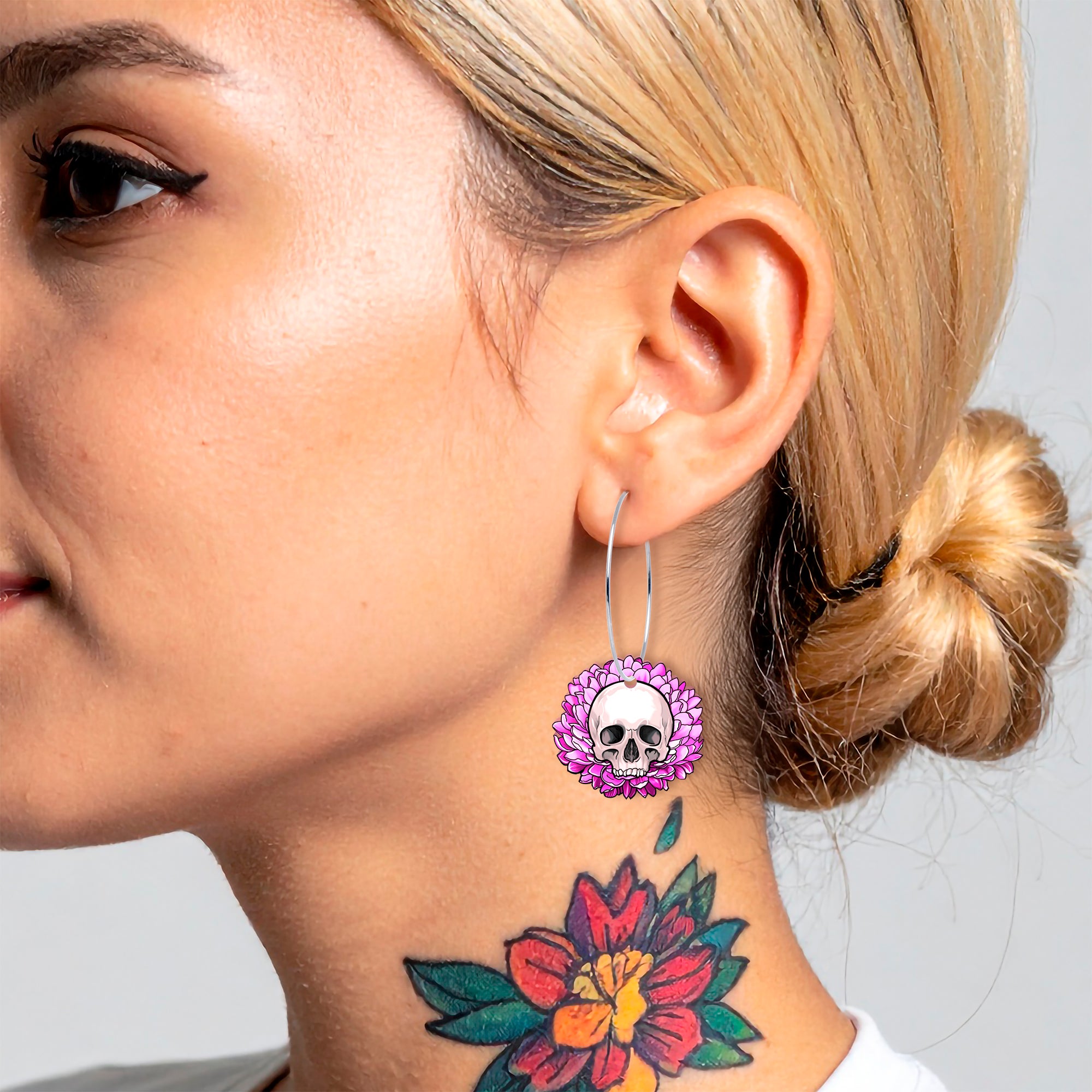 Skull and flower hoop earrings in pink