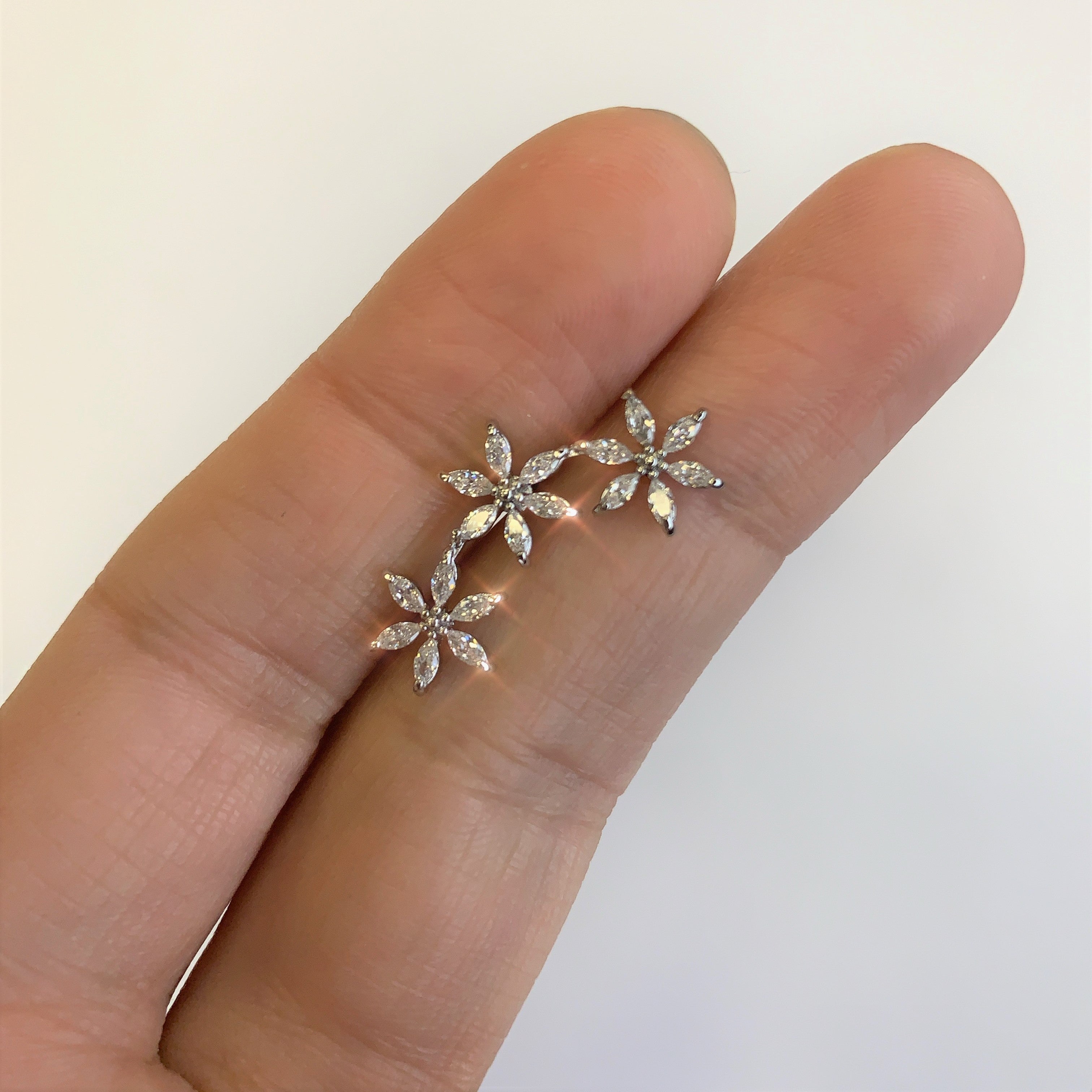 16G 1/4 Clear CZ Gem Tri Flower Cartilage