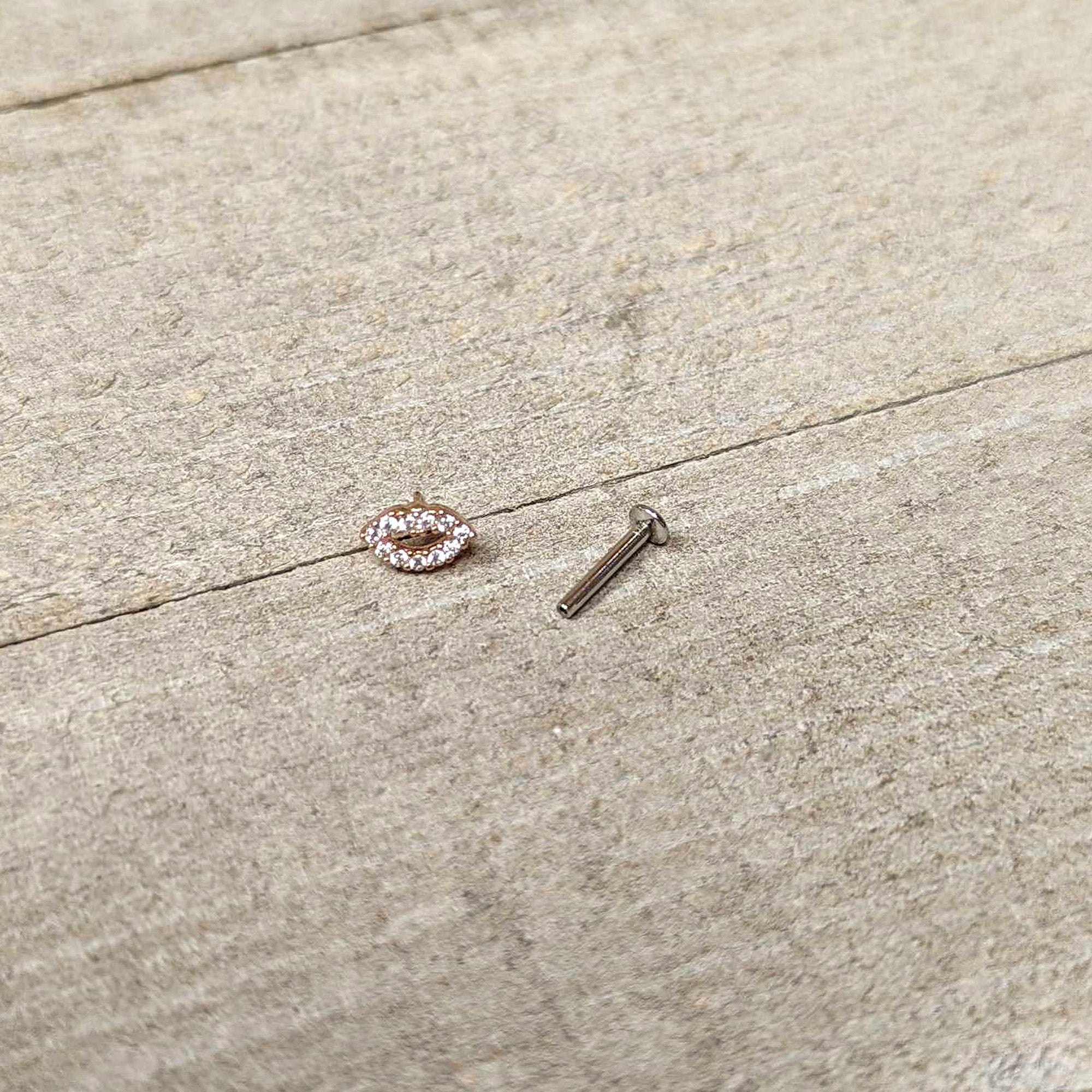 16G 5/16 Clear CZ Gem Kissy Lips Rosy Threadless Labret Tragus
