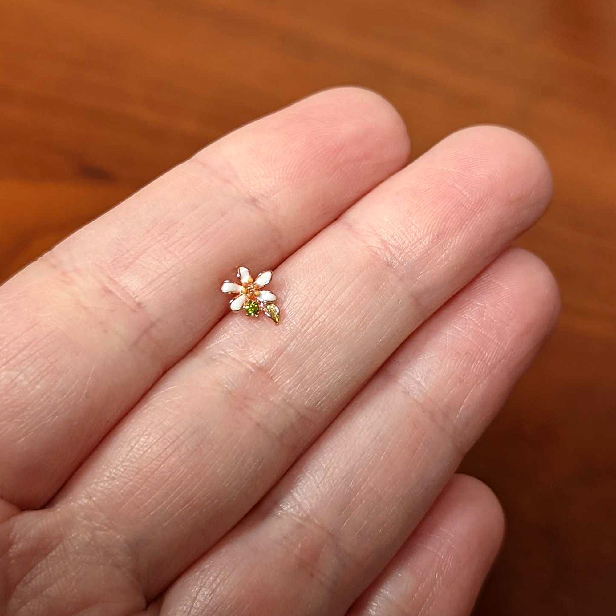 20G 1/4 Green CZ Gem Rosy Bold Flower Nose Bone