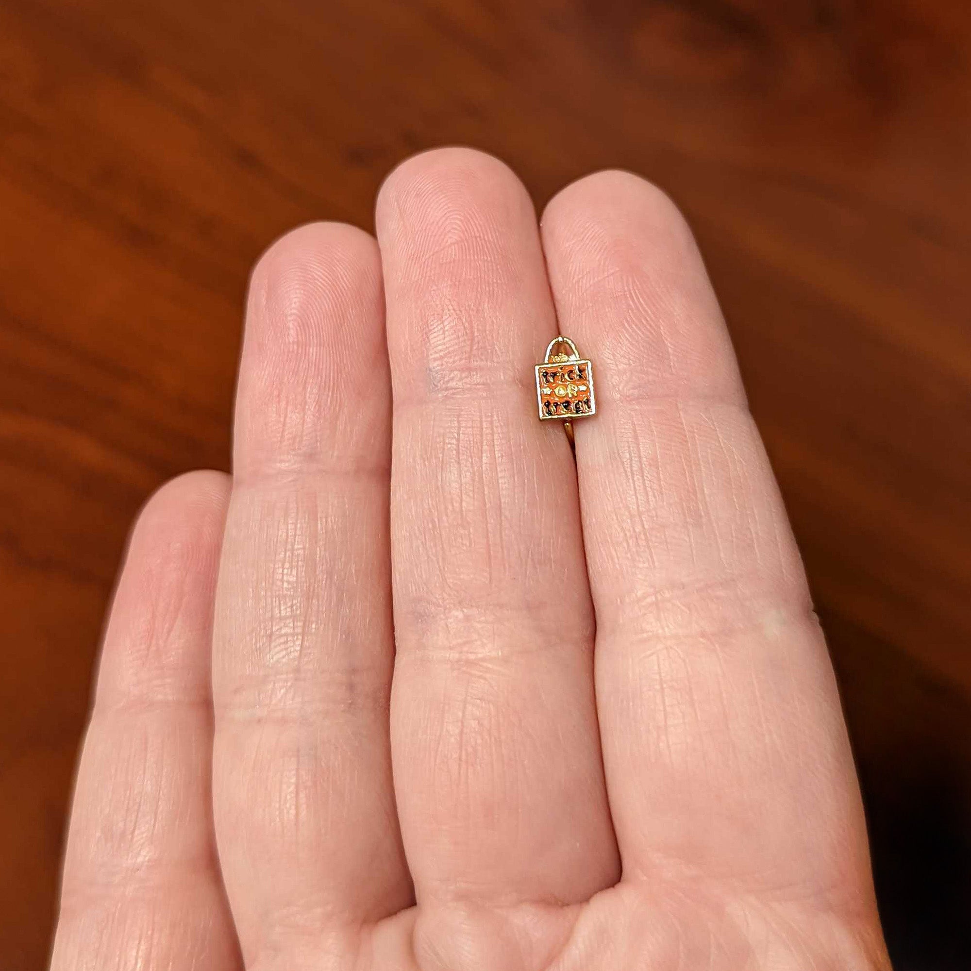 20G 5/16 Gold Tone Trick or Treat Bag Halloween Nose Hoop